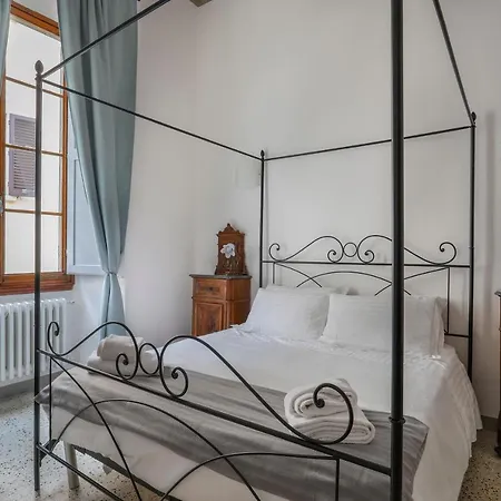In Florence's Heart: Via Delle Seggiole Appartement