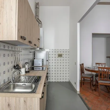 In Florence's Heart: Via Delle Seggiole Appartement